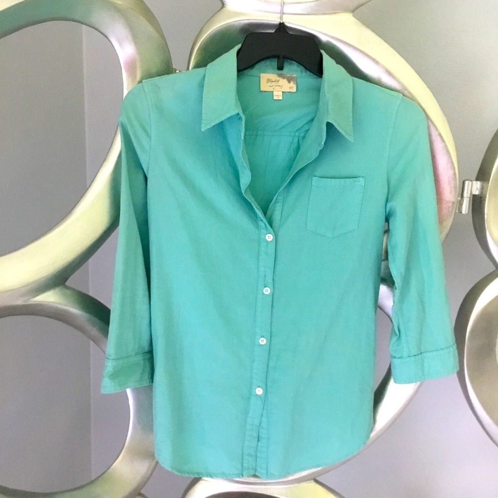 Zippered back Elizabeth and James teal colored Women’s shirt. EUC